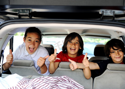 儿童歌摄影照片_在车里用拇指向上微笑快乐儿童
