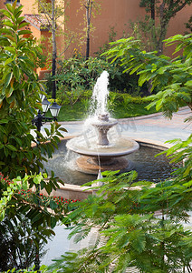 自然喷泉摄影照片_花园里的喷泉