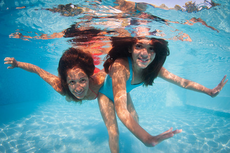 开心一家摄影照片_母亲和女儿在泳池水下开心