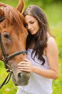 美丽的黑发女人与马的肖像