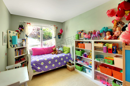 有许多玩具和紫色床女孩卧室.
