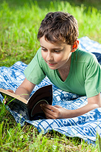 读一本书室外的儿童