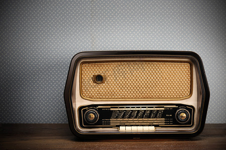 上科技背景摄影照片_复古背景上的古董收音机