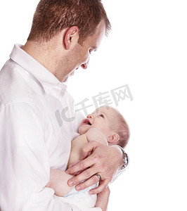 男人抱着婴儿的微笑