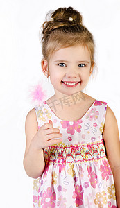 粉红可爱摄影照片_穿着公主礼服的可爱微笑的小女孩的画像