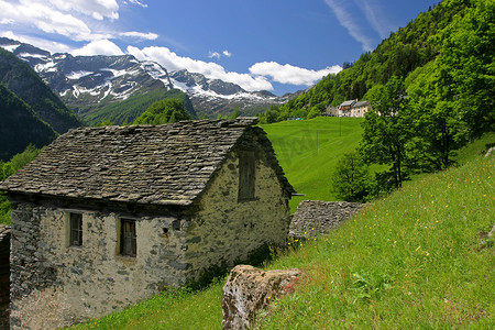 雪屋顶摄影照片_岁在瑞士的阿尔卑斯山的石房子
