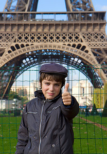 快乐少年孩子前面的埃菲尔铁塔、 巴黎