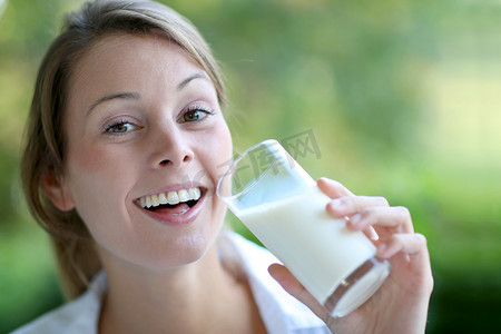 portrait摄影照片_Portrait of healthy girl drinking milk