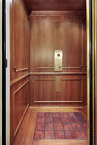 elevador摄影照片_在豪华住宅电梯