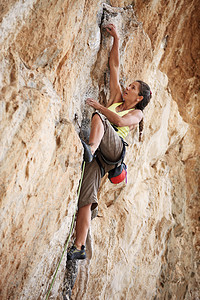 高端宣传折页摄影照片_克里夫脸上年轻女性攀岩