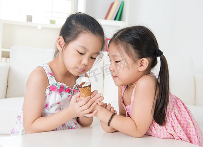 儿童吃冰激淋