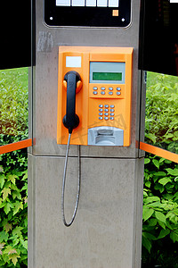 红色科技框摄影照片_在一个公共电话亭