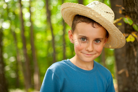 开心一家摄影照片_在森林里的滑稽农场男孩