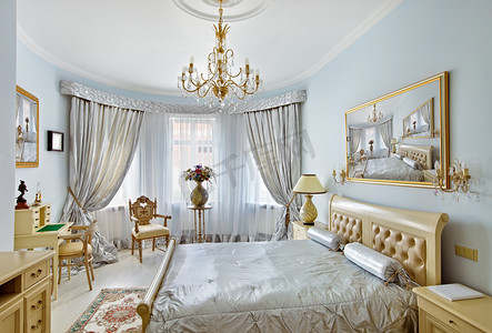 古典枕头摄影照片_蓝色和银色的色彩的古典风格豪华卧室室内
