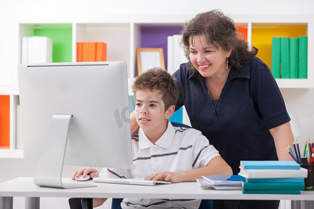 女人和儿子一起使用的计算机