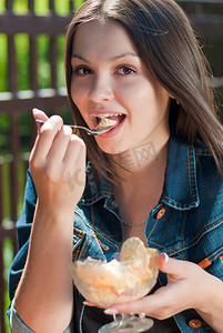 年轻漂亮的女人吃冰淇淋
