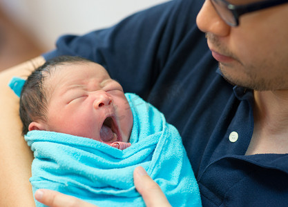 国家行动方案摄影照片_亚洲的父亲和新生的婴儿