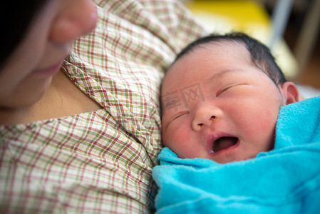 襁褓女婴儿摄影照片_亚洲母亲和新生婴儿