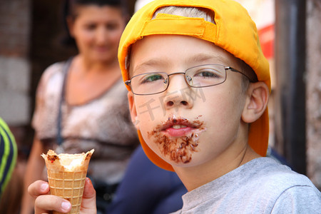 小男孩吃美味的冰淇淋