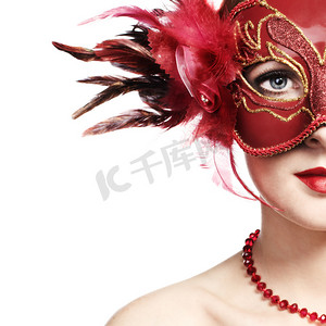 美丽的年轻女子在一个红色的威尼斯面具
