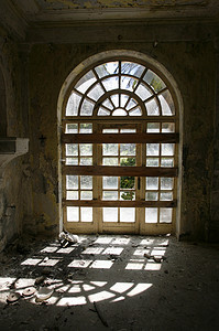门窗口入口在克罗地亚战争后被遗弃的酒店