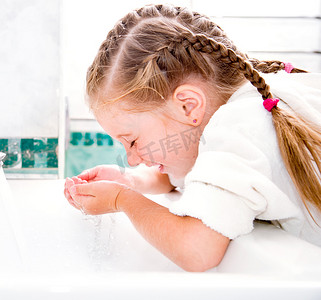 在浴洗的女孩