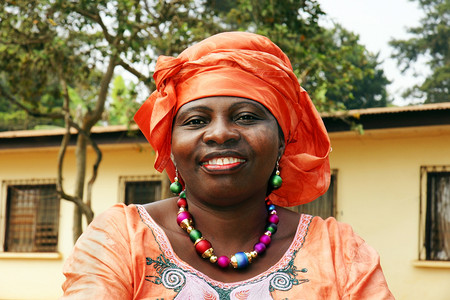 微笑橙色围巾的非洲女人