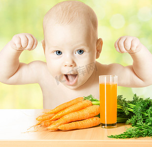 强尼摄影照片_儿童和新鲜胡萝卜汁玻璃。健康婴儿食品