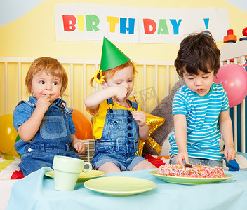 儿童气球板摄影照片_男孩和女孩的生日聚会