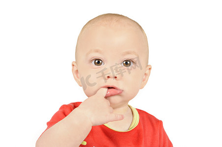 孩子成长摄影照片_在他的手指吸的婴儿波茵红色衬衫