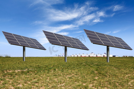 自主创新摄影照片_大草原上的太阳能发电