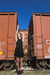 女人站在铁路棚车