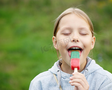 可爱的小金发女孩吃冰淇淋