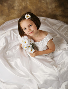 蔷薇花背景摄影照片_小女孩试图对妈妈的结婚礼服