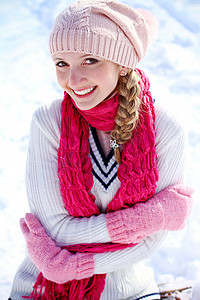 圣诞树木摄影照片_快乐的女孩在雪地上的肖像