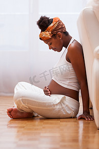 年轻黑人孕妇摸她的肚子-非洲人民