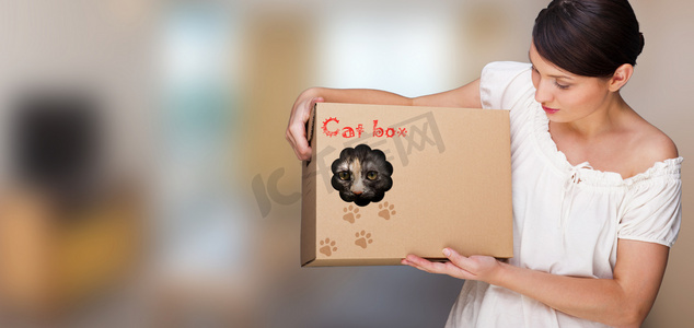 年轻漂亮女人与猫在纸箱中的肖像