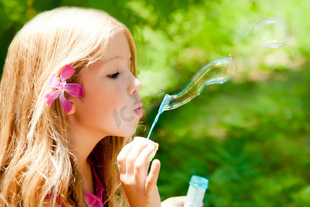 泡泡森林摄影照片_儿童在室外森林中吹肥皂泡泡