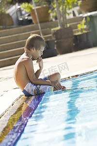 快乐之旅摄影照片_在游泳池开心的白人小男孩的肖像