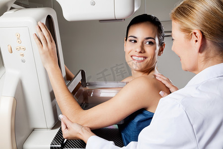 肿瘤患者摄影照片_女性接受乳房 x 光测试