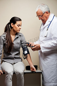 医生以女人的血压