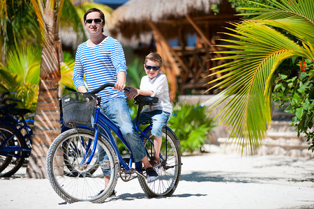骑自行的男孩摄影照片_父亲和儿子的自行车上
