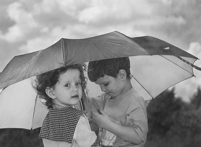小小的女孩和男孩躲在下一把伞，雨，双语