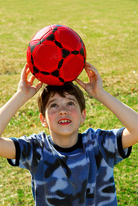 男孩与足球球