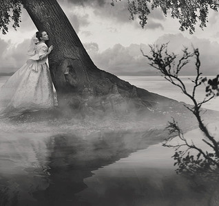 一个女人在黑色和白色的美丽风光的艺术照片