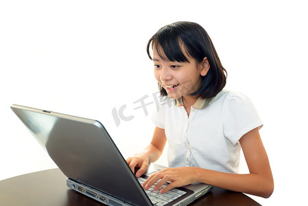 开心高考女孩摄影照片_微笑女孩使用的便携式计算机