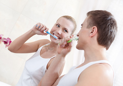 丈夫和妻子刷牙