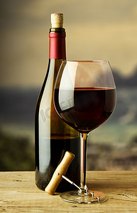 酒瓶和红葡萄酒