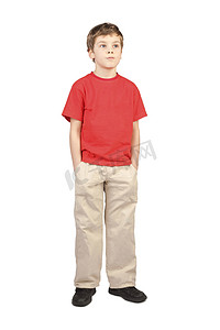 女脸手摄影照片_穿红衬衫的小男孩手插口袋站在白色黑色