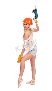 普安特用电钻在白色背景上的橙色头盔中的舞者的窗体中的工作.